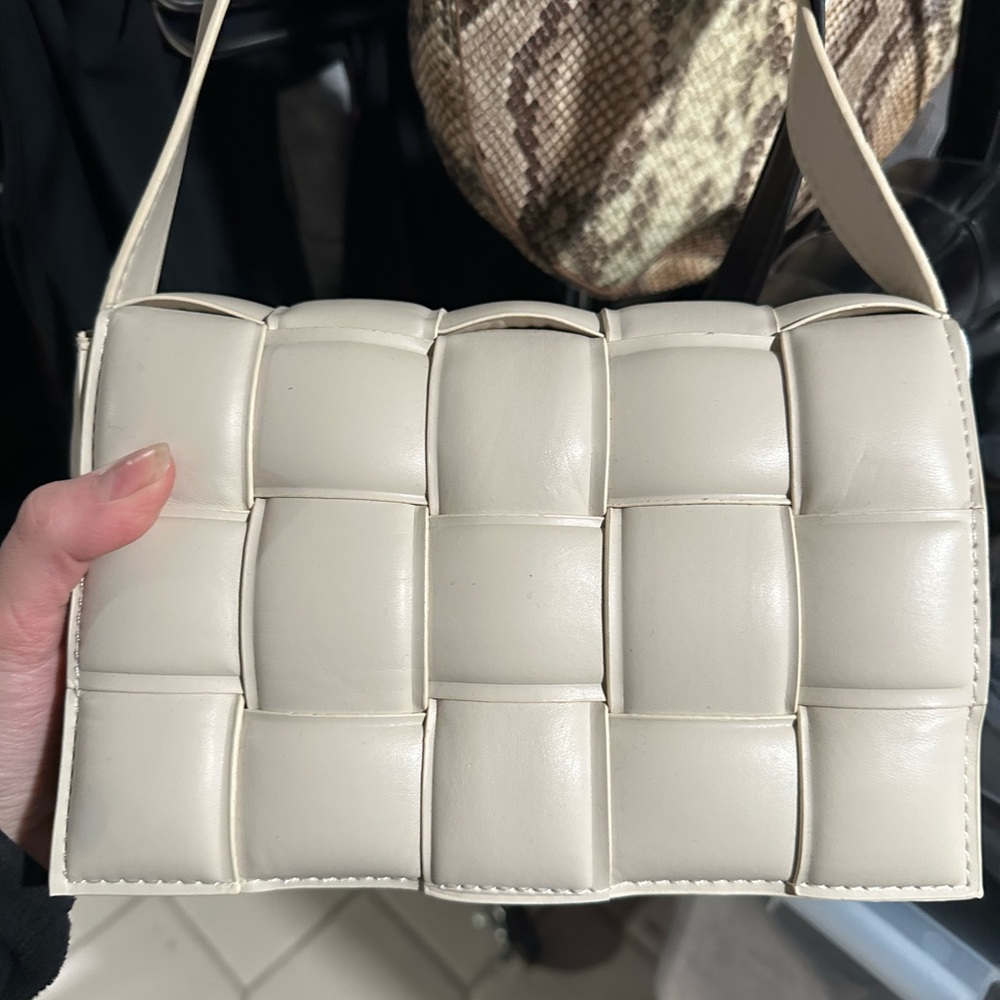 Cross hatch cross body bag